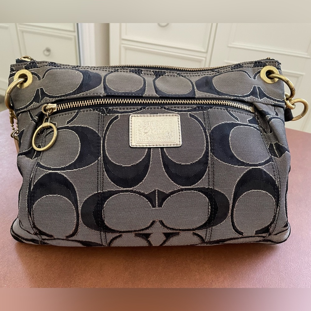 Coach Poppy Vintage 🎉HP🎉 EUC RARE shoulder top zip handbag in Signature blacks